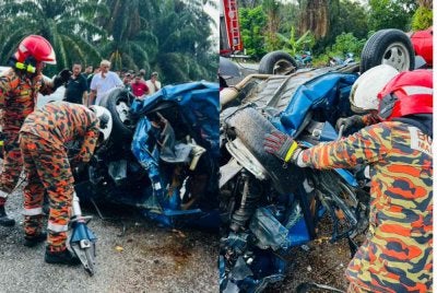 Seorang lelaki maut selepas kereta dipandunya terbabas dan terbalik. 