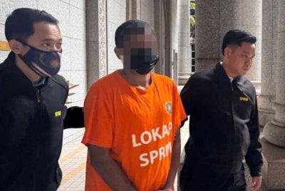 Seorang lelaki direman SPRM untuk siasatan kes kemuka dokumen disyaki mengandungi matan palsu bernilai kira-kira RM4 juta. Foto: SPRM