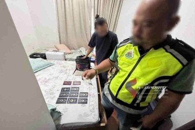 Pegawai Imigresen merampas pasport palsu dan antarabangsa daripada suspek di sebuah pangsapuri mewah.