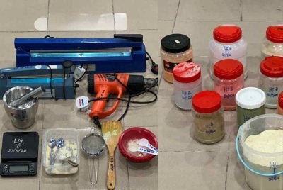 Peralatan memproses dadah turut dirampas.