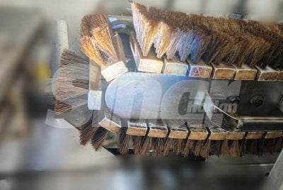 Berus yang digunakan untuk membersihkan peralatan kilang.