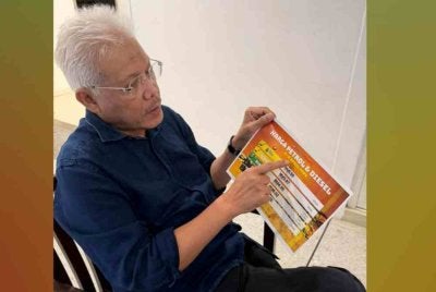 Hamzah menunjukkan harga petrol dan diesel.