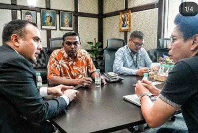 Ahmad Farhan (kiri) mengadakan perbincangan bagi menyelesaikan isu pelajar di dua sekolah di Sungai Baging, Kuantan.