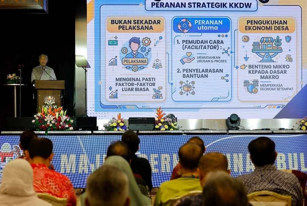 Timbalan Perdana Menteri merangkap Menteri Kemajuan Desa dan Wilayah (KKDW), Datuk Seri Dr Ahmad Zahid Hamidi menyampaikan ucapan pada Majlis Perhimpunan Bulanan KKDW di sini, hari ini. Foto Bernama 