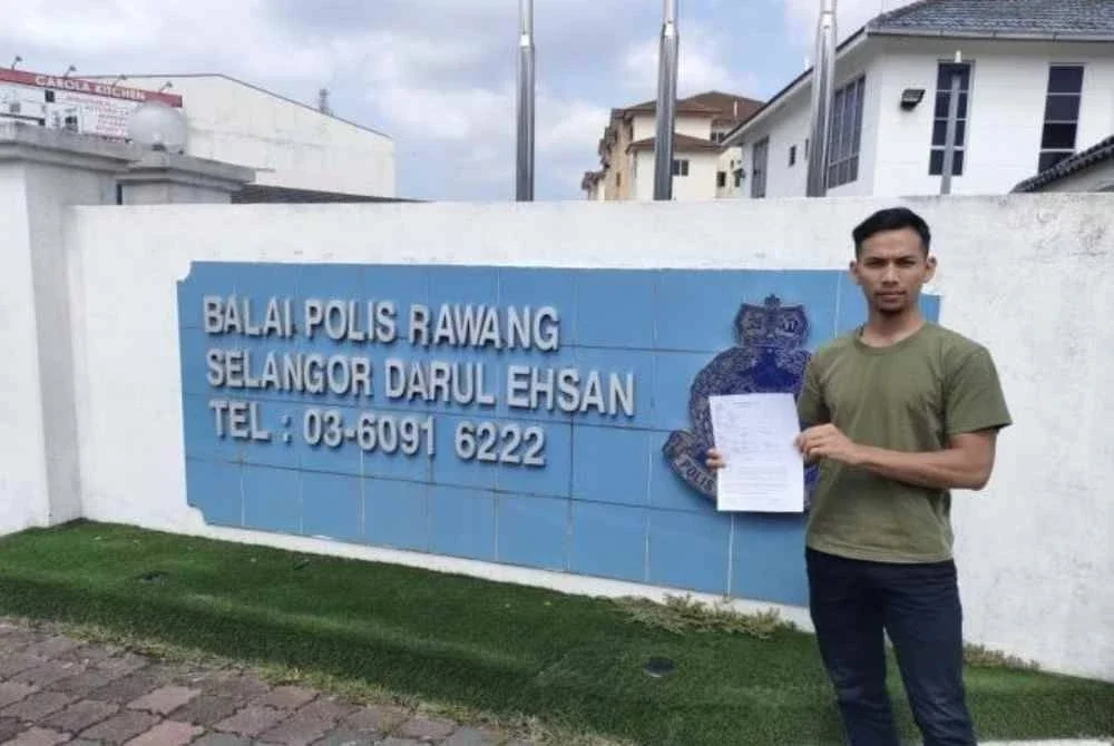 Wakil Yayasan Kubra, Syarafuddin Ismail mempamerkan laporan polis yang dibuat di Balai Polis Rawang, Selangor berhubung dakwaan ancaman pencerobohan tanah yayasan. 
