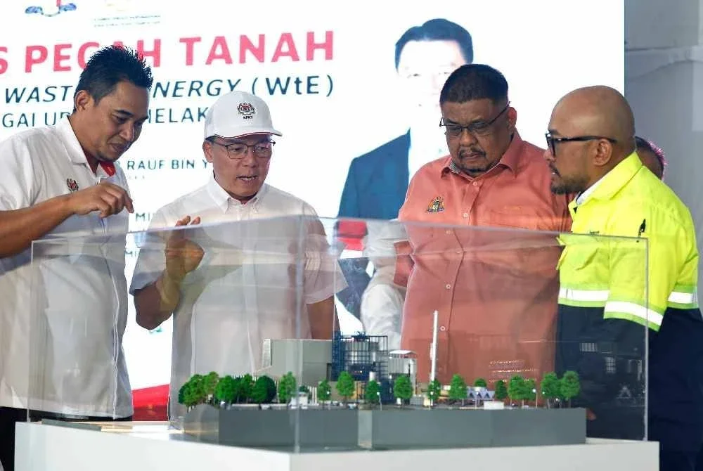 Ketua Menteri Melaka, Ab Rauf Yusoh (dua, kanan), bersama Menteri Perumahan dan Kerajaan Tempatan, Nga Kor Ming (dua, kiri), melihat reka bentuk loji baharu pada Majlis Pecah Tanah Projek Loji Waste-to-Energy (WtE) Sungai Udang di tapak Loji Rawatan Sisa Pepejal WtE Sungai Udang, hari ini. Foto Bernama