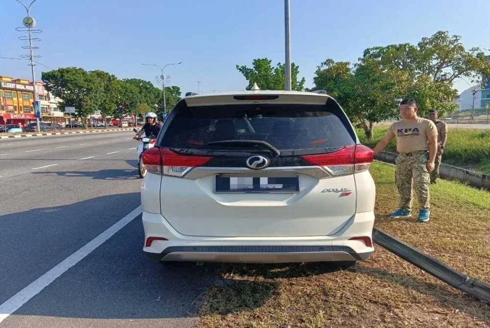 Sebuah kenderaan SUV yang terlibat kemalangan dengan ambulans di Kangar Jaya.