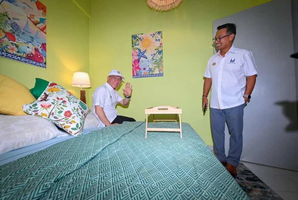 Kor Ming (kiri) meninjau keadaan unit Residensi Klebang 2.