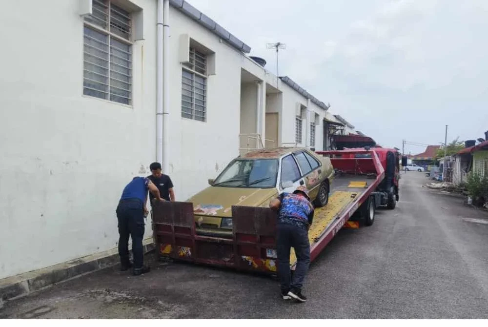Anggota penguat kuasa MPSPK menyita kenderaan rosak dan tersadai sekitar Sungai Petani. Foto MPSPK