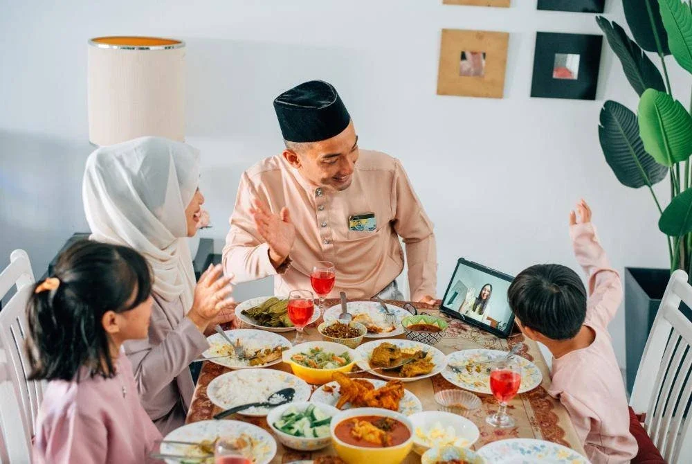 GUNAKAN teknologi untuk merapatkan lagi ukhuwah dan silaturahim. Foto Canva