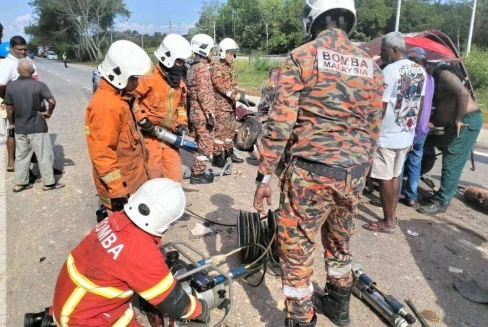 Pasukan bomba menggunakan peralatan khas untuk mengeluarkan mangsa tersepit dalam kemalangan maut di Gemas Baharu. - Foto JBPM Johor