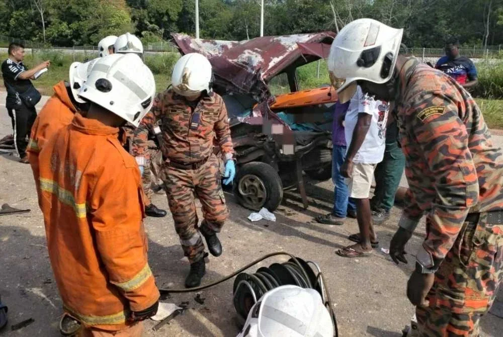 Pasukan bomba menggunakan peralatan khas untuk mengeluarkan mangsa tersepit dalam kemalangan maut di Gemas Baharu. - Foto JBPM Johor