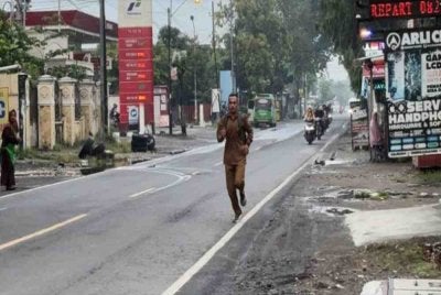 Ahmad Zaki Febiansyah mencuri perhatian ramai apabila memilih untuk berlari sejauh empat kilometer (km) ke sekolah sebagai usaha menjimatkan bahan bakar minyak (BBM) dan mengamalkan gaya hidup sihat. Foto: Agensi