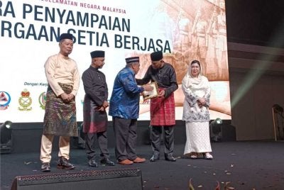 Musa (dua dari kanan) menyampaikan sijil penghargaan kepada bekas anggota keselamatan sempena ulang tahun ke 70 penubuhan Persatuan Bekas Pasukan Keselamatan Negara Malaysia di ibu negara pada Rabu.