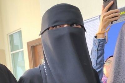 Zizi Kirana hadir secara berasingan dengan suaminya di Mahkamah Rendah Syariah Petaling pada Khamis.