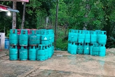 Sebanyak 94 tong cecair LPG ditemukan dalam serbuan di sebuah premis di perkampungan Orang Asli, Gerik pada Selasa.