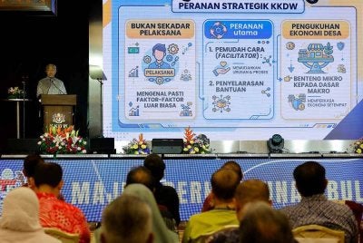 Timbalan Perdana Menteri merangkap Menteri Kemajuan Desa dan Wilayah (KKDW), Datuk Seri Dr Ahmad Zahid Hamidi menyampaikan ucapan pada Majlis Perhimpunan Bulanan KKDW di sini, hari ini. Foto Bernama 