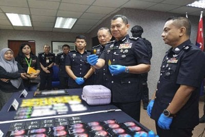 Ab Rahaman Arsad (dua dari kanan ) menunjukkan dadah yang dirampas pada sidang akhbar di IPK Johor pada Khamis. 