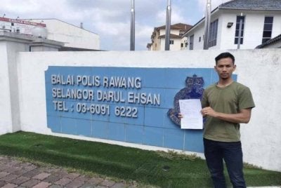 Wakil Yayasan Kubra, Syarafuddin Ismail mempamerkan laporan polis yang dibuat di Balai Polis Rawang, Selangor berhubung dakwaan ancaman pencerobohan tanah yayasan. 
