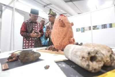 Razali (kiri) ketika menghadiri Majlis Ijtimak Antarabangsa Perpaduan Ummah Kali ke-5 dan Himpunan Alam Melayu 1447H/2026M di pekarangan Kompleks Sukan Negeri Terengganu di Kuala Nerus pada Khamis.