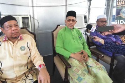 Shahidan (tengah) ketika sidang akhbar sempena Ijtimak Antarabangsa Perpaduan Ummah Kali Ke-5 dan Himpunan Alam Melayu 2026 di Stadium Gong Badak di Kuala Nerus pada Khamis.