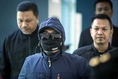 Penolong pegawai hal ehwal Islam Mohammad Nurhelmy Norman mengaku tidak bersalah di Mahkamah Sesyen di sini hari ini atas tiga pertuduhan mengemukakan tuntutan palsu berkaitan pendaftaran semula saudara baharu berjumlah RM135,000, empat tahun lepas. Foto Bernama