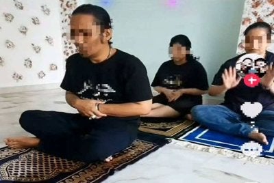 Tangkap layar video tiga individu menunjukkan cara solat berjemaah yang jauh menyimpang dari ajaran agama Islam sebenar di dalam akaun TikTok.
