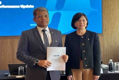 Nasaruddin (kiri) bersama Ketua Pegawai Kewangan Kumpulan MAG, Boo Hui Yee (kanan) pada sidang media sempena Kemas Kini Prestasi Tahunan MAG, pada Khamis.