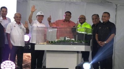 Ab Rauf (tengah) dan Kor Ming (dua dari kiri) pada majlis pecah tanah loji WTE Sungai Udang pada Khamis. Foto: Sinar.