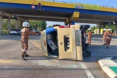 Kenderaan ambulans yang terbalik akibat bertembung dengan sebuah kenderaan SUV. Foto PDRM