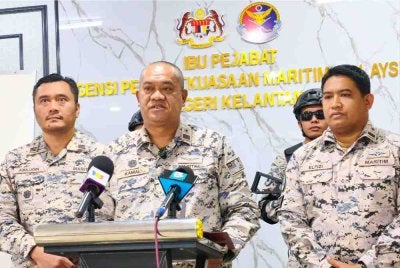 Kepten Kamal (tengah) bersama pegawai dan anggota Maritim Malaysia Kelantan.