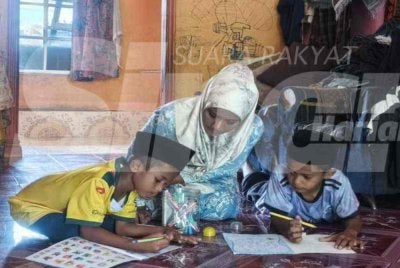 Siti Nur Jamilah bersama dua anaknya yang keciciran sekolah akibat kemiskinan semasa ditemui di Taman Naka Jaya pada Rabu.