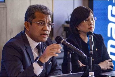 Ketua Pegawai Eksekutif Kumpulan Malaysia Aviation Group, Kapten Nasaruddin A. Bakar (kiri) bersama Ketua Pegawai Kewangan Kumpulan, Boo Hui Yee, pada sidang media prestasi kewangan 2025 hari ini. - Bernama