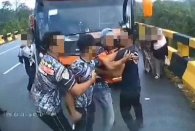 Tangkap layar rakaman video tular mengenai kejadian yang berlaku di Kilometer 28.8, Jalan Raya Timur Barat (JRTB) Gerik–Jeli pada Selasa.
