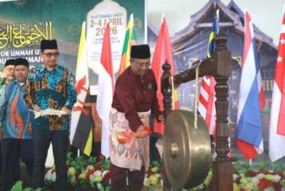 Mohd Nor (kanan) ketika menyempurnakan perasmian Majlis Ijtimak Antarabangsa Perpaduan Ummah Kali ke-5 dan Himpunan Alam Melayu 1447H/2026M di Pekarangan Kompleks Sukan Negeri Terengganu, Kuala Nerus pada Khamis.