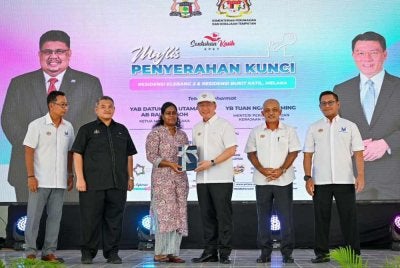 Kor Ming (tiga dari kanan) menyerahkan kunci kepada 20 pembeli sebagai simbolik Majlis Penyerahan Kunci Residensi Klebang 2 pada Khamis.