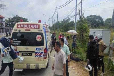 Mangsa yang cedera dibantu oleh pasukan perubatan sebelum dihantar ke HQEI, Kota Kinabalu.