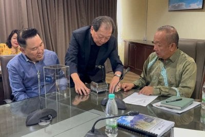 Delegasi Jesselton International Sdn Bhd ketika kunjungan hormat berkaitan pembentangan cadangan projek Kinabalu Cable Car dan laporan kajian kebolehlaksanaannya bagi kawasan Kundasang dan Gunung Kinabalu.