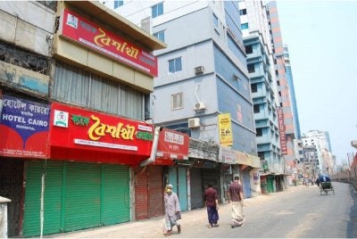 Pemilik kedai di Bangladesh bakal menutup kedai jam 8 malam bagi mengekang krisis tenaga melanda negara itu. - Agensi