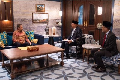 Sultan Mizan (kiri) menerima menerima sembah menghadap R. Ramanan (tengah) bagi mempersembahkan perkembangan projek berkaitan Perkeso di Istana Syarqiyyah, Kuala Terengganu.