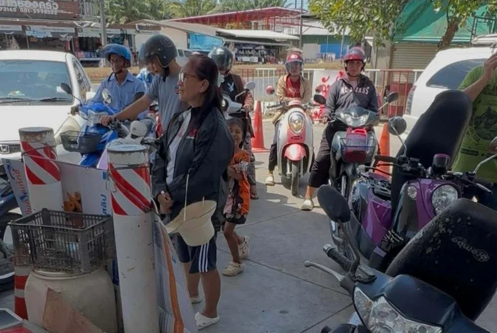Kenderaan Thailand beratus untuk mengisi bahan api di sebuah stesen minyak di negara itu. Foto FB Cikgu Joe Satun