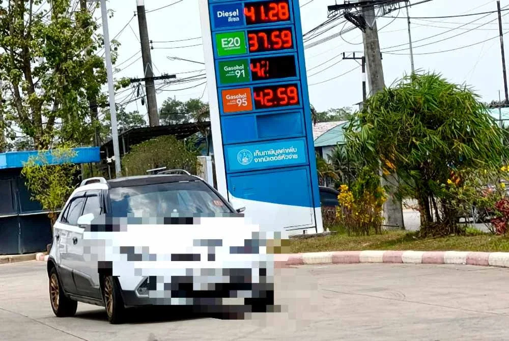 Tinjauan di sekitar Sungai Golok mendapati diesel dijual pada harga kira-kira 41.28 baht (RM5.07) seliter, manakala petrol RON95 pula sekitar 42.59 baht (RM5.24) seliter.