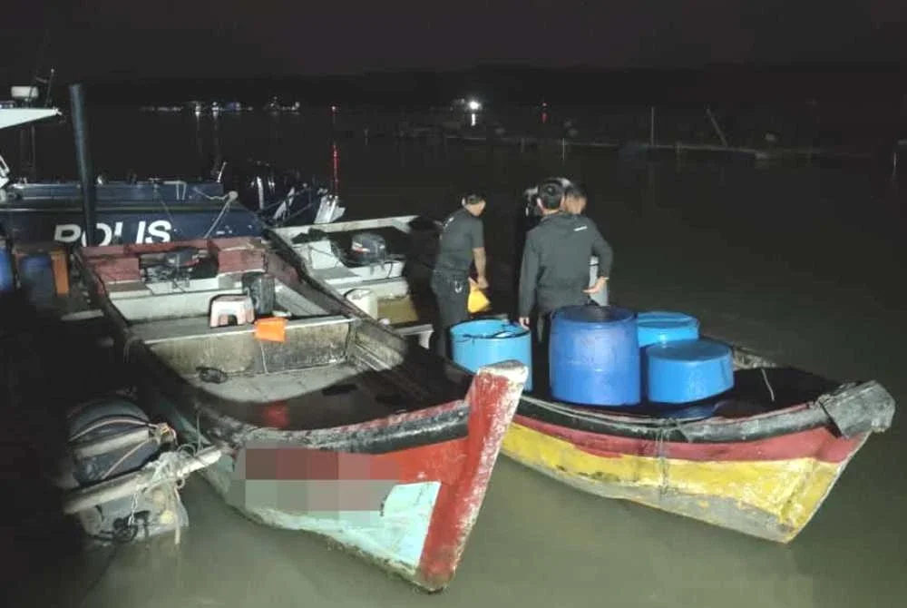 Dua bot bersama enjin antara rampasan dalam operasi membanteras penyeludupan migran di perairan Kukup. Foto PDRM