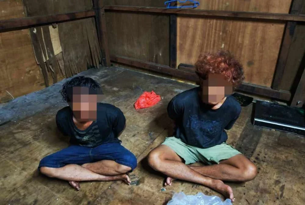Antara individu yang ditahan dalam Ops Pintas Bersepadu di perairan Kukup, Pontian. Foto PDRM