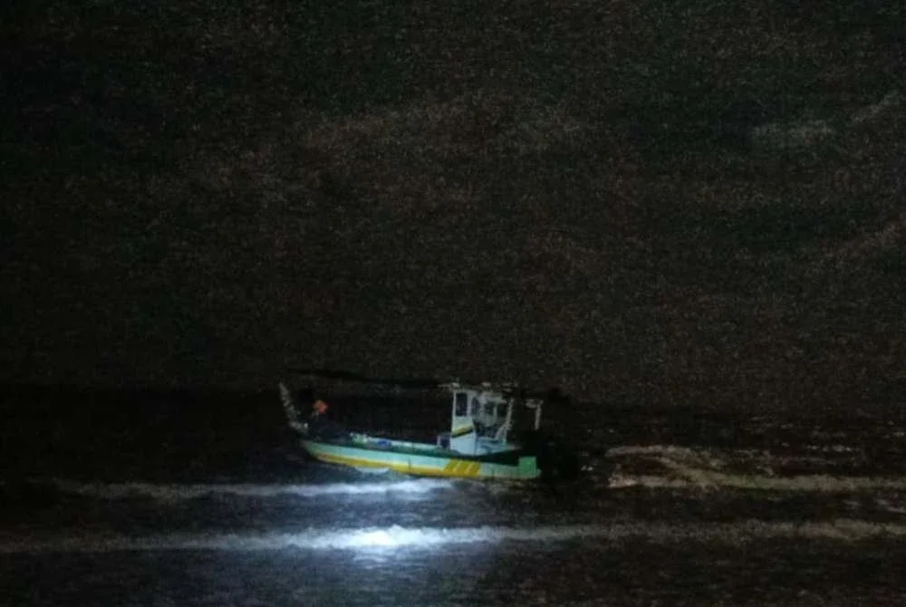 Bot dipercayai milik mangsa ditemui terdampar di kawasan Pantai Sepat di sini. Foto JBPM Pahang