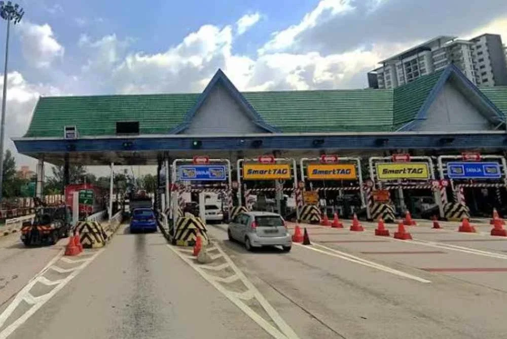 Mengurangkan masa menunggu di plaza tol bukan sekadar soal keselesaan, namun ia adalah soal kecekapan tenaga dan pengurusan kos negara. Gambar hiasan.