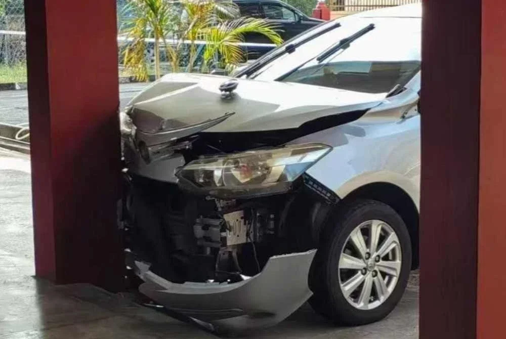 Keadaan salah sebuah kereta yang terlibat kemalangan di sebuah sekolah di Kulim. Foto ihsan pembaca