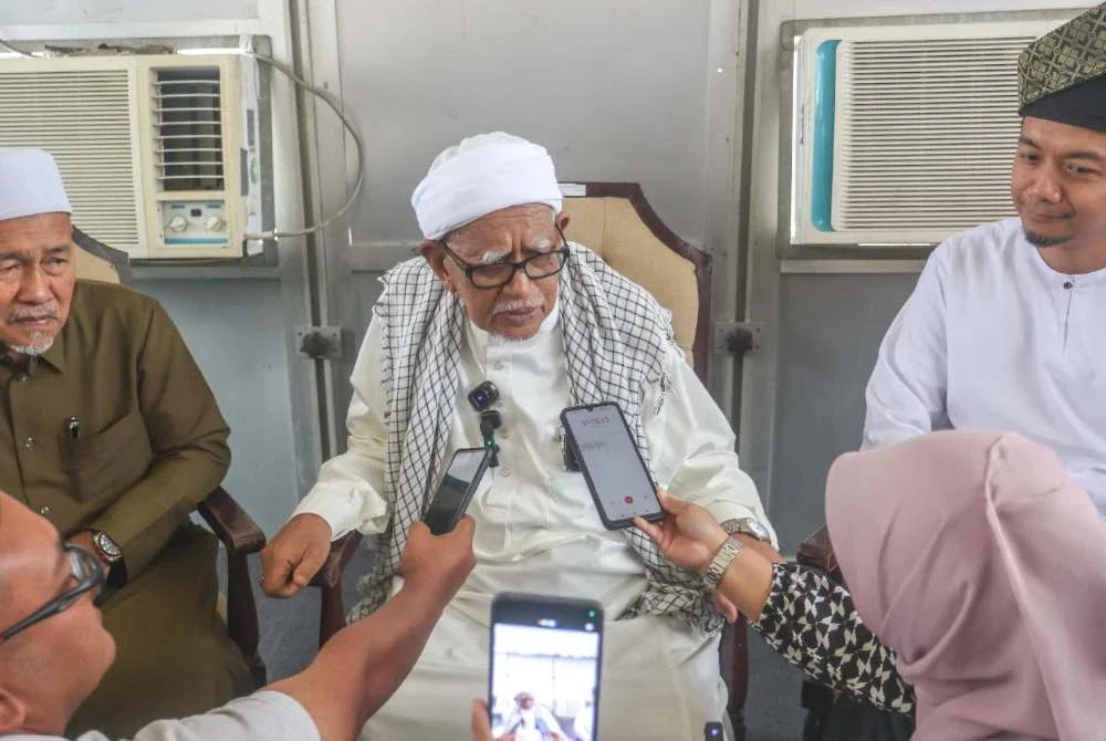 Abdul Hadi (tengah) ketika sidang akhbar selepas menyampaikan kuliah duha sempena Ijtimak Antarabangsa Perpaduan Ummah Kali Ke-5 dan Himpunan Alam Melayu 2026 di Kompleks Sukan Terengganu di Kuala Nerus pada Jumaat.