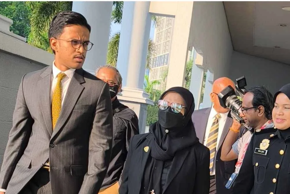 Lavanesh (kiri) mengiringi Norhazni (dua dari kiri) ke Mahkamah Sesyen Kuala Lumpur pada Jumaat.