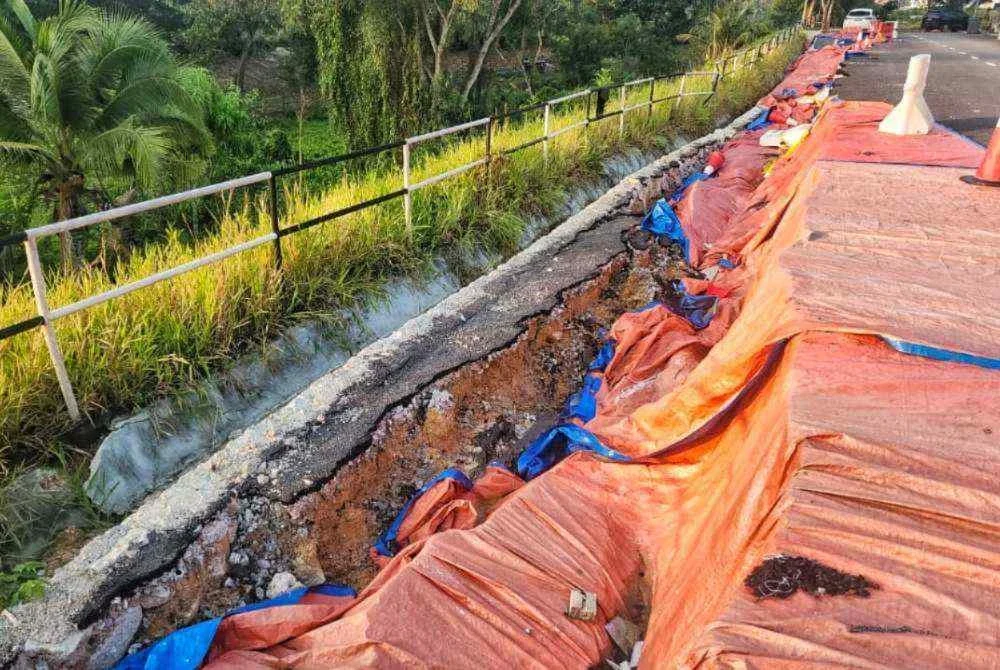 Keadaan jalan mendap di Presint 4, Jalan A40, Taman Warisan Puteri membimbangkan penduduk.
